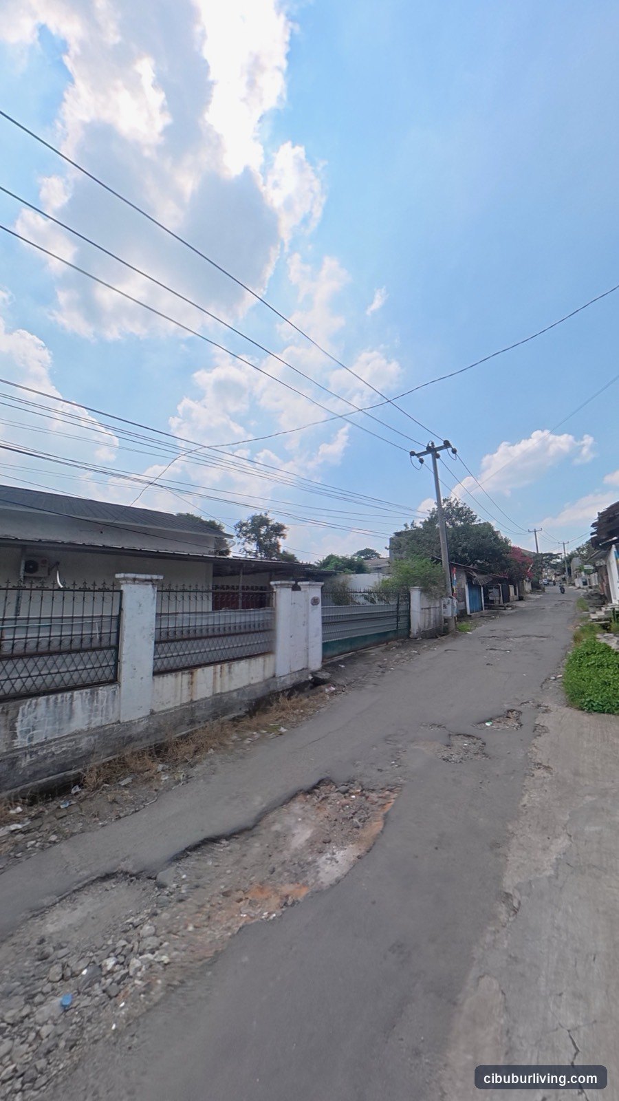 Akses jalan depan rumah