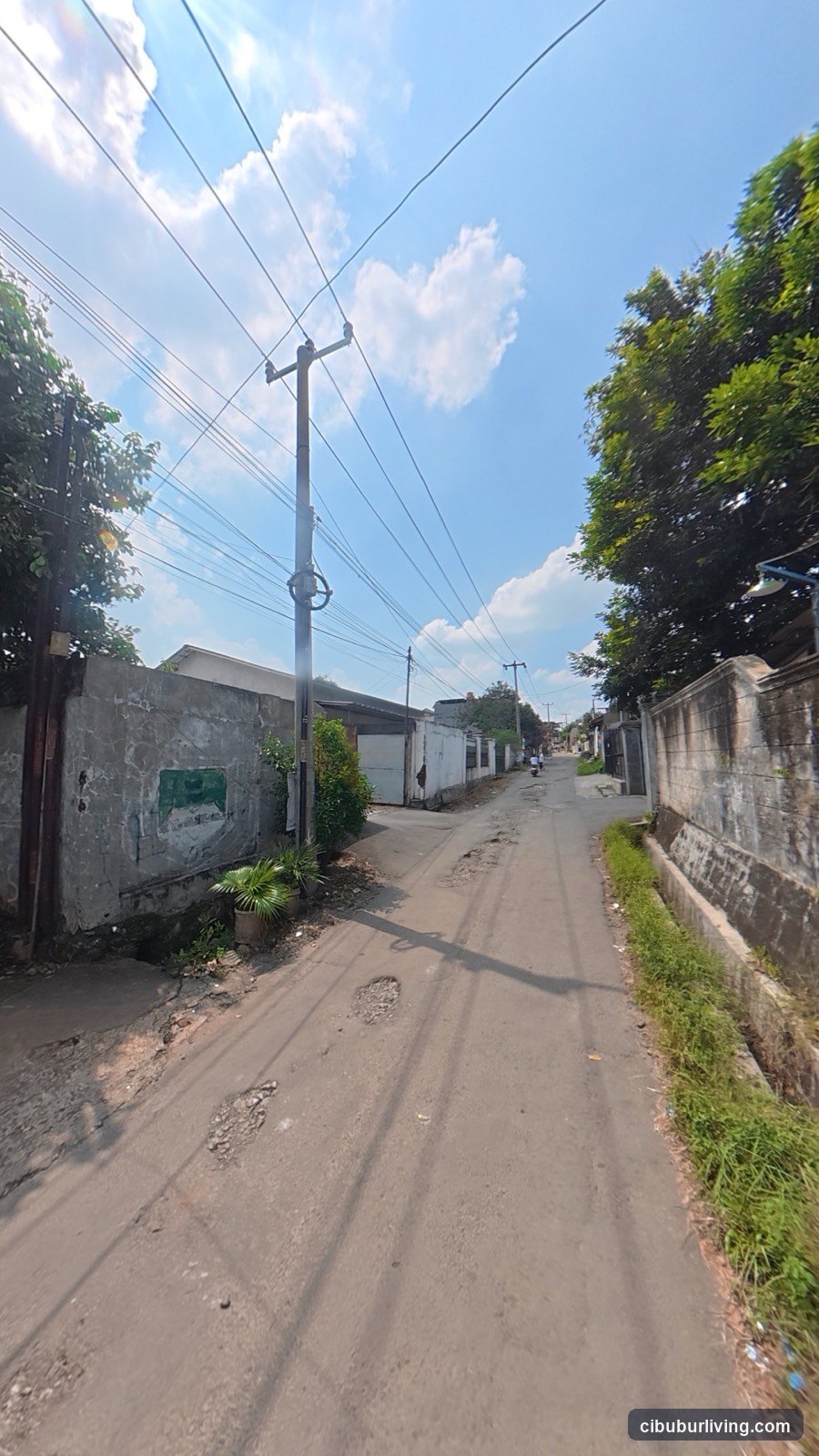 Kondisi jalan depan properti dengan lebar row 6 meter